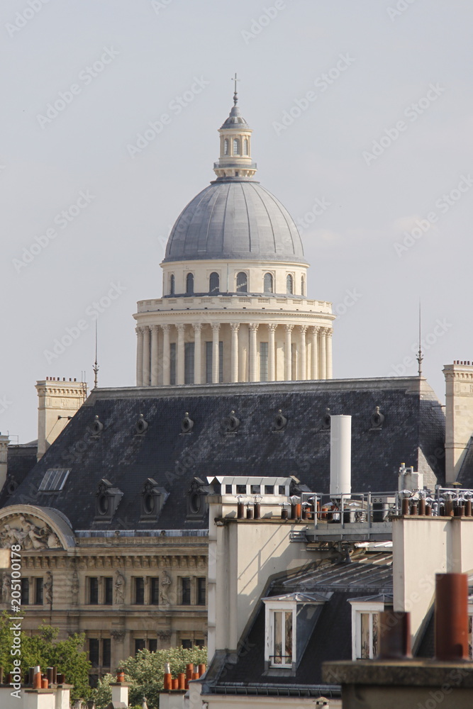 Panthéon vue depuis un toit d'immeuble à Paris