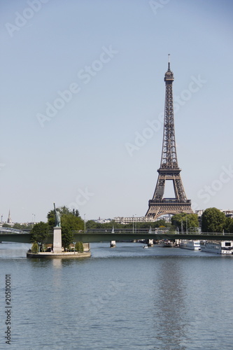 La Seine et la Tour Eiffel à Paris © Atlantis