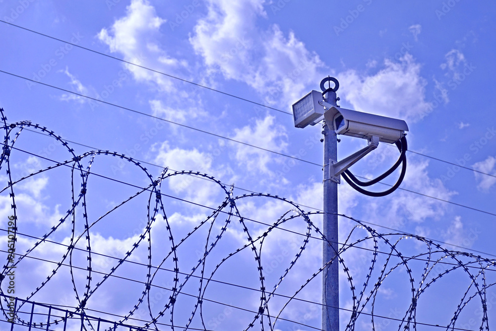 Obraz premium Fence, barbed wire and video camera.