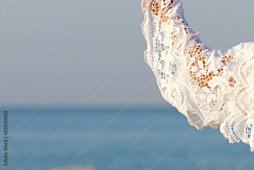 Naklejka premium girl's hand against the sea