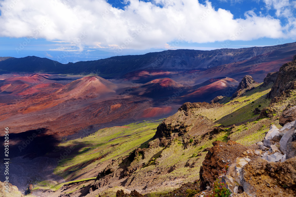 Obraz premium Stunning landscape of Haleakala volcano crater taken at Kalahaku overlook at Haleakala summit. Maui, Hawaii