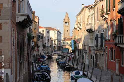 Venedig, Eine Stadt mit Wasser anstatt Straßen und Booten anstatt Autos. © Basti