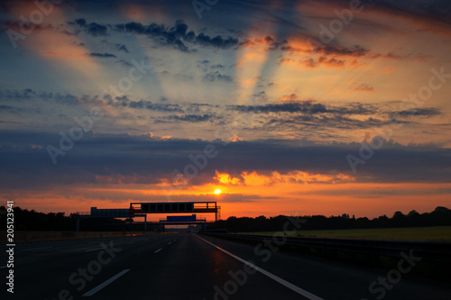 Sonnenaufgang auf der Autobahn