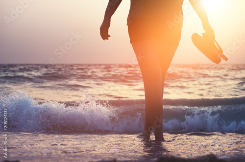 Frau am Strand genießt ihren Urlaub