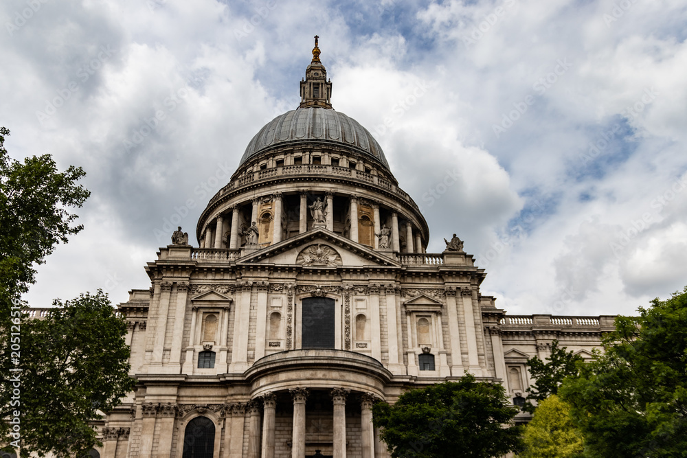 Tall shot of st Paul Cathedral on a cloudy day