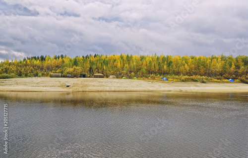 Obraz na płótnie A large field camp on the autumn bank of the river w salonie