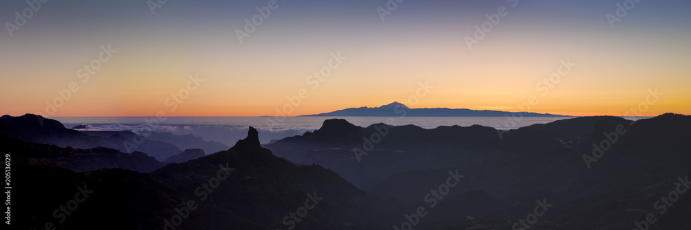 Sonnenuntergang über Roque Bentayga auf den Kanaren Gran Canaria und Teneriffa