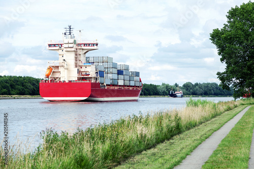 Containerschiff fährt durch den Nord-Ostsee-Kanal, Wasserweg zwischen Nord- und Ostsee in Schleswig-Holstein in Norddeutschland