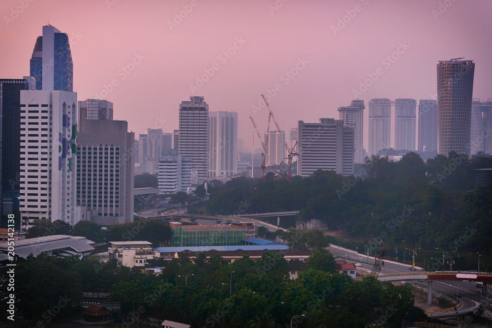 Obraz premium Beautiful sunrise landscape of aerial Kuala Lumpur skyline, Malaysia