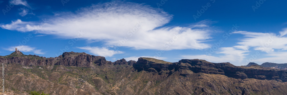 Fototapeta premium Roque Nublo und die Berge auf der Kanarischen Insel Gran Canaria