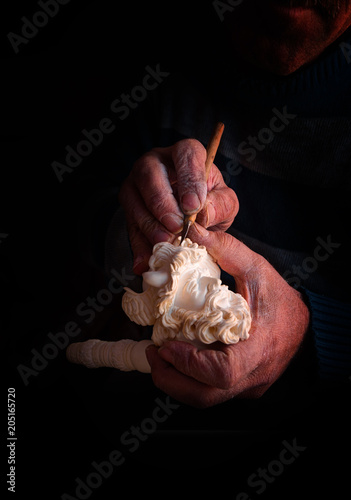 Valokuva Craftsman hand works to create Tobacco pipe from meerschaum