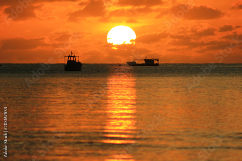 magnifique coucher de soleil sur l'ocean aux seychelles