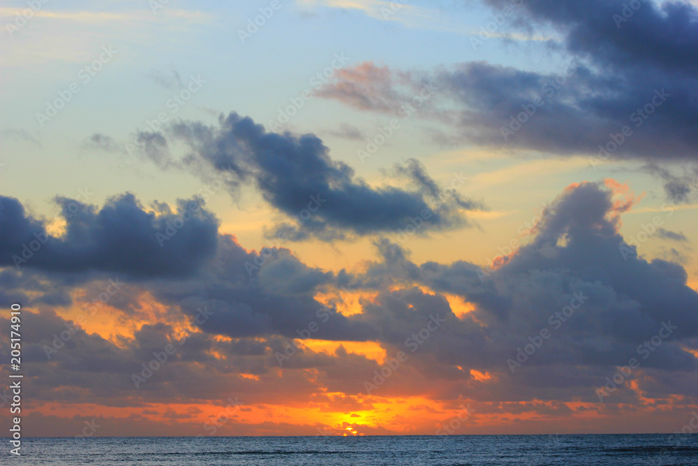 magnifique coucher de soleil sur l’océan aux Seychelles