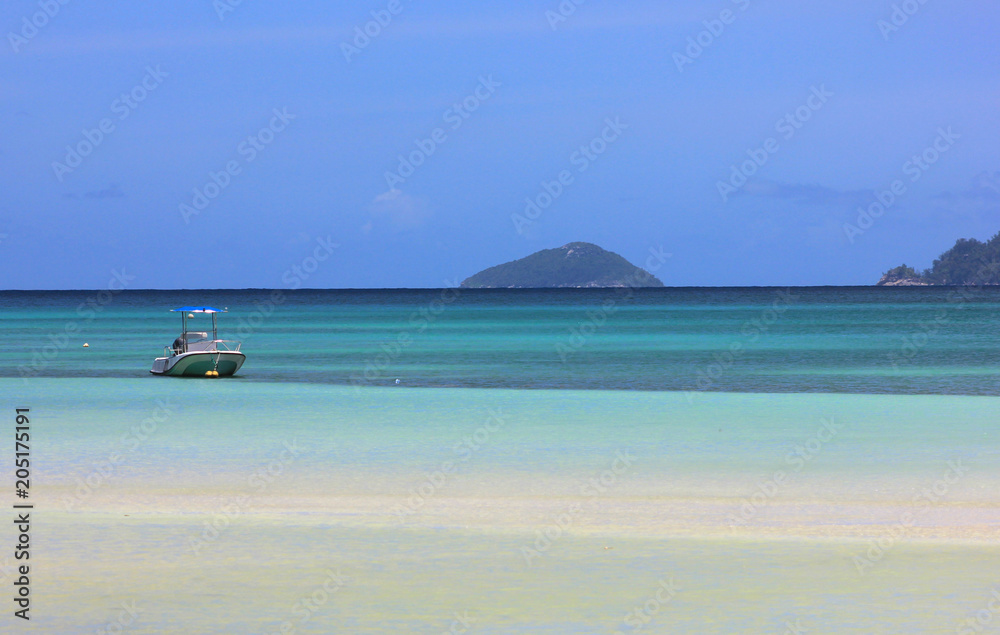 plage avec eaux turquoises aux seychelles