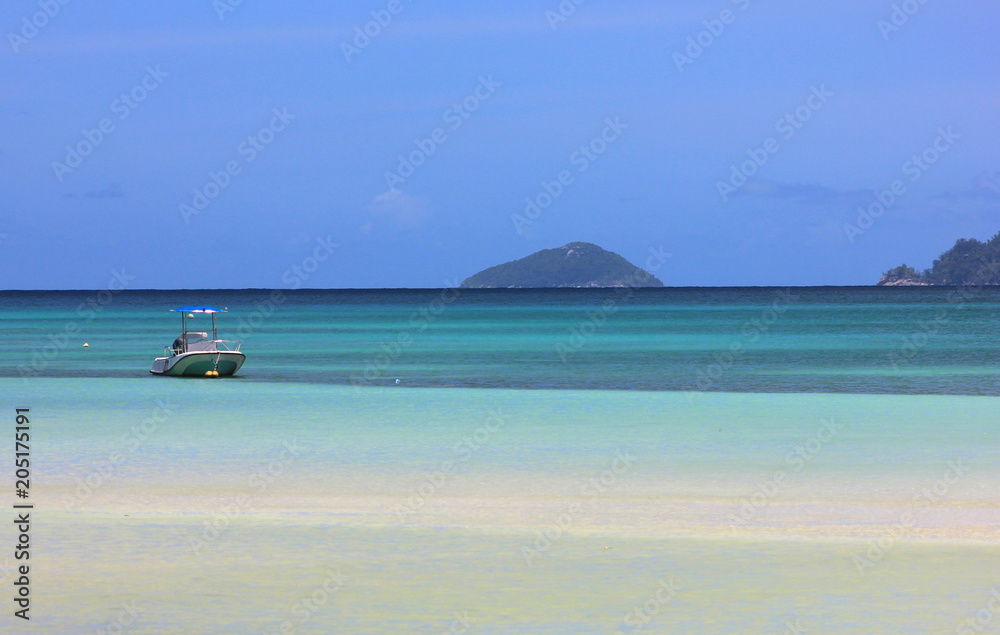 plage avec eaux turquoises aux seychelles plage avec eaux turquoises aux seychelles