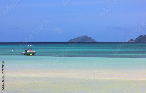 plage avec eaux turquoises aux seychelles