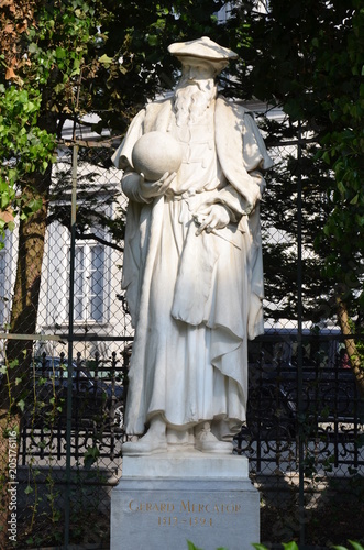 Statue Gérard Mercator au petit Sablon Bruxelles photo