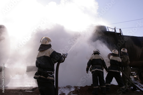 rescuers stifle the train. Firefighters are extinguished by the foam of the train's caustic.