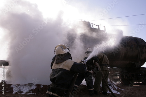 rescuers stifle the train. Firefighters are extinguished by the foam of the train's caustic.