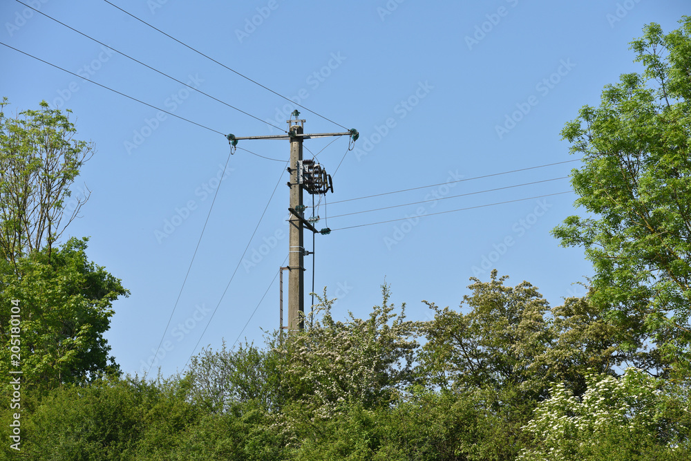 Obraz premium électricité poteau cable fil énergie environnement vert