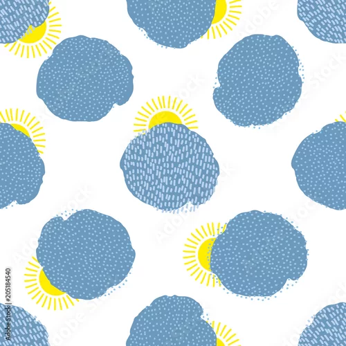 Tapety Bezszwowy wzór od żółtego słońca i kreatywnie chmur na białym tle.