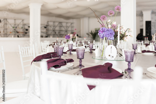 Φωτογραφία Photo of beautiful table setting at wedding hall isolated