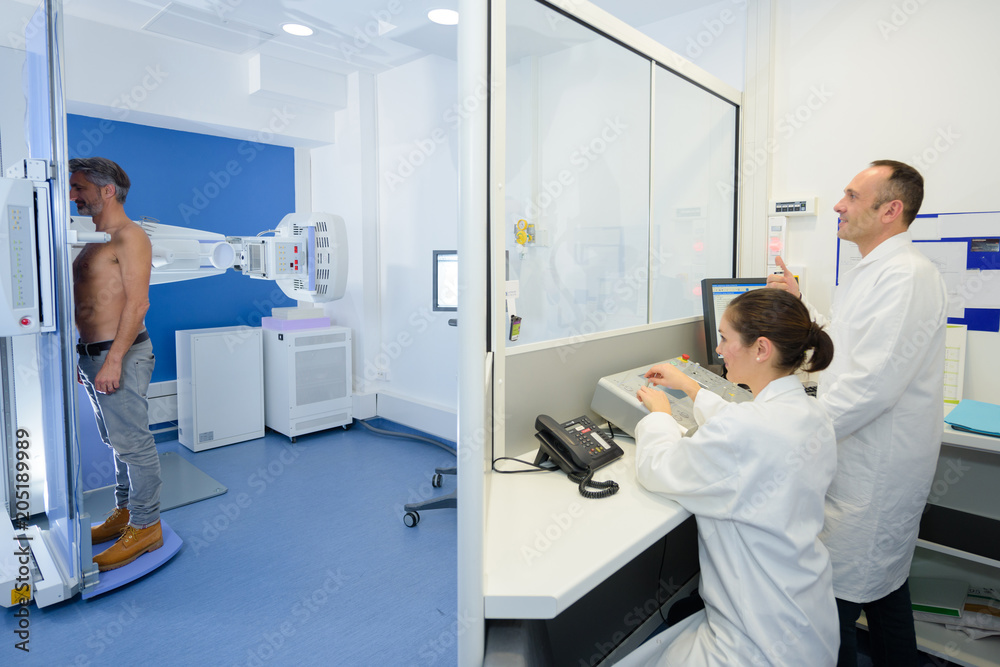 Obraz premium man having medical imagery