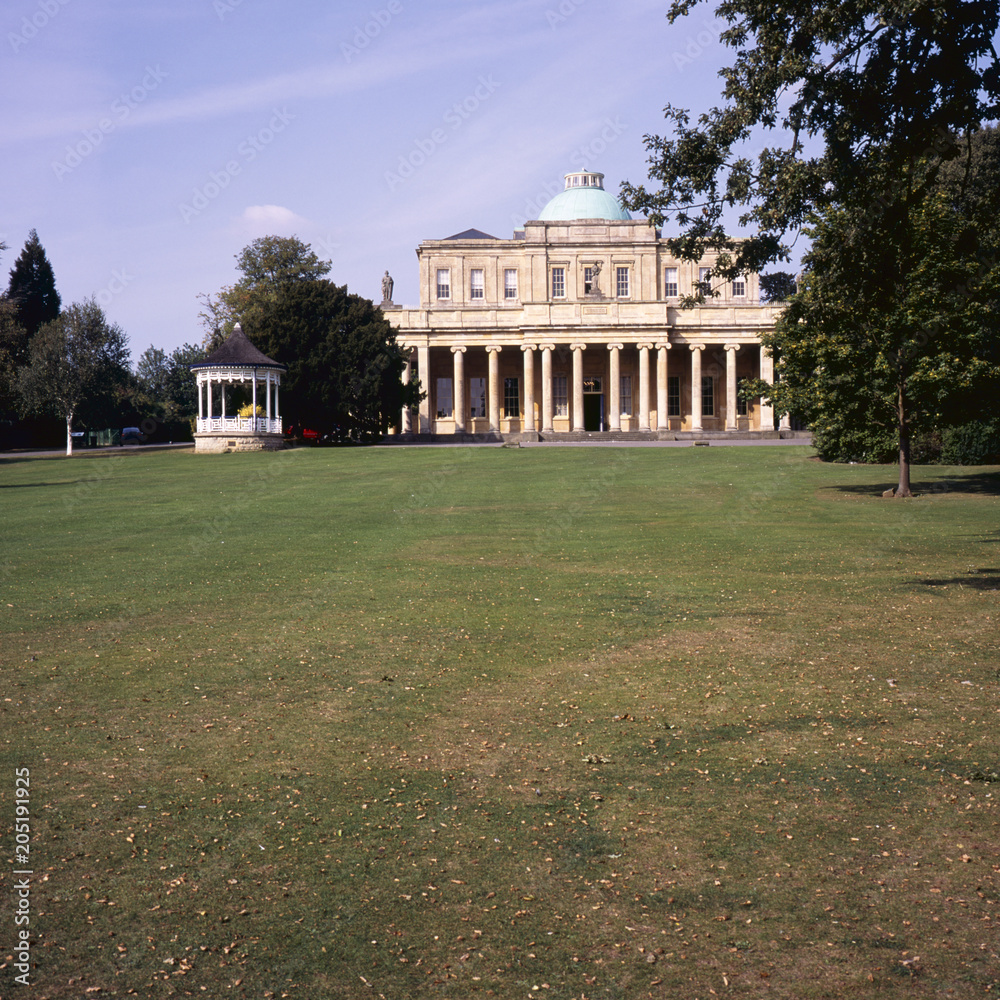 Fototapeta premium The Pump Rooms, stary budynek uzdrowiskowy z wodą mineralną w Pittville Park, Cheltenham, Gloucestershire, Wielka Brytania