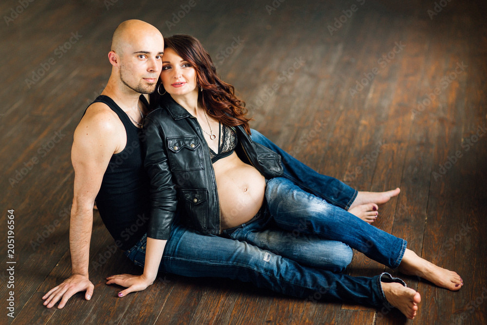 © Татьяна Масловская - Young pregnant women with her husband