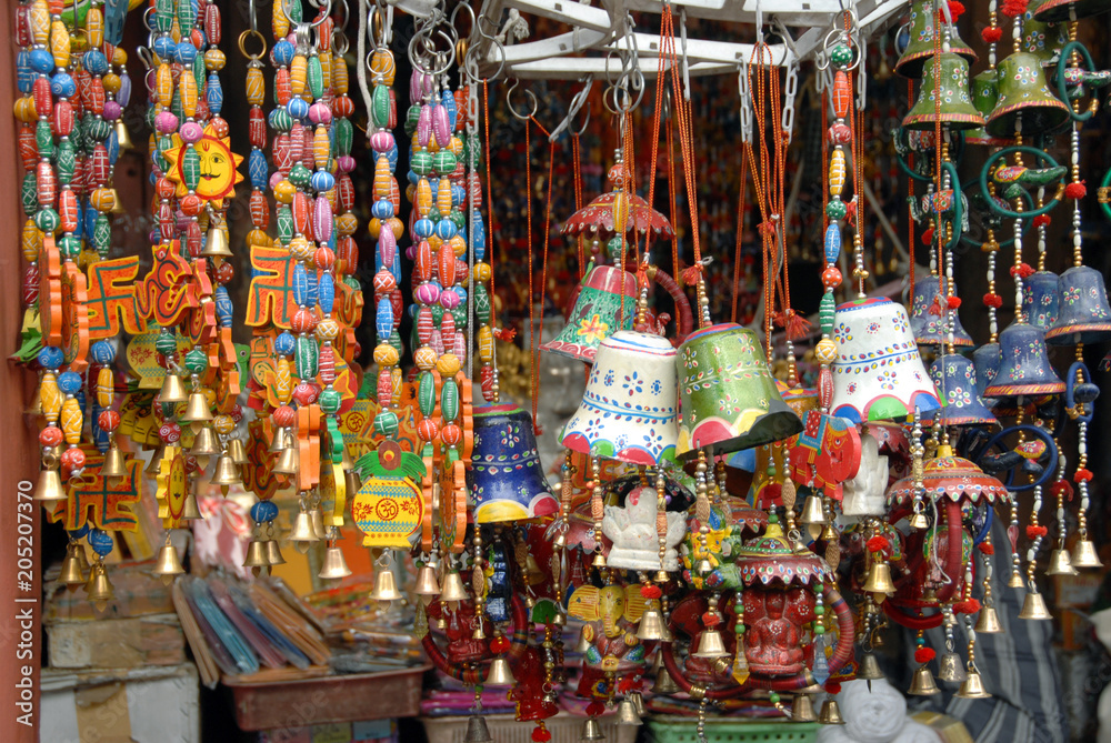 Marché indien, vêtements colorés, bracelets, cloches, parapluies, Rajasthan, Inde
