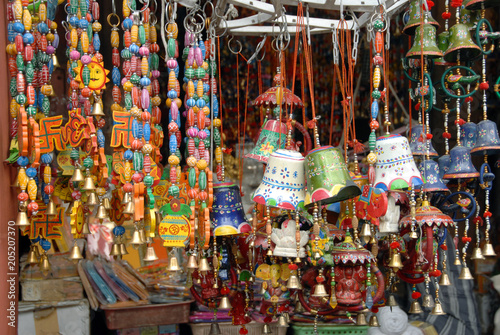 Marché indien, vêtements colorés, bracelets, cloches, parapluies, Rajasthan, Inde