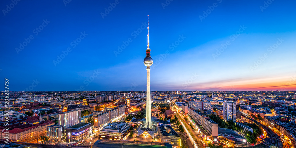 Obraz premium Berlin skyline z wieżą telewizyjną w nocy