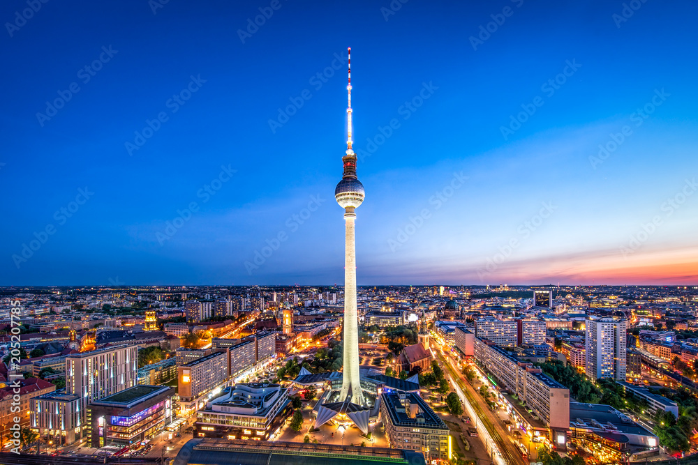 Obraz premium Panoramę Berlina wieczorem z widokiem na wieżę telewizyjną