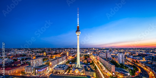Berlin Skyline mit Fernsehturm bei Nacht