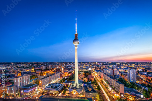Berlin Skyline am Abend mit Blick auf den Fernsehturm