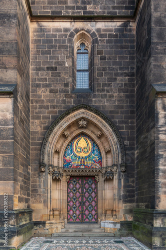 Sch  ne antike T  r  Pforte einer katholischen Kathedrale mit Ornamenten