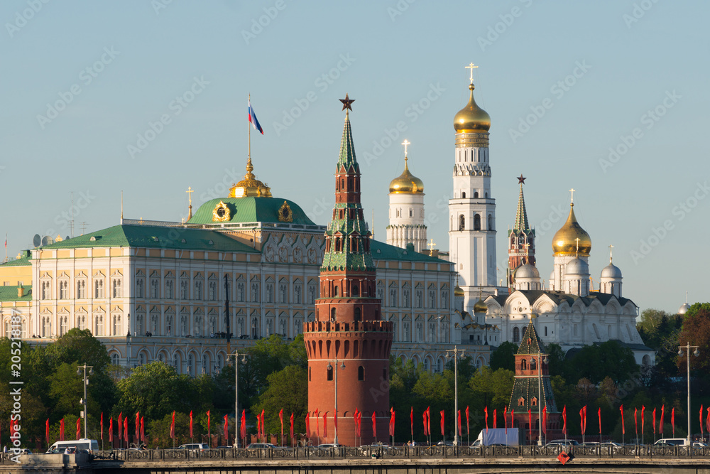 Blick auf den Kreml und Palast über den Fluss Moskwa von der Brücke Patriarshiy Most, Moskau, Russische Förderation