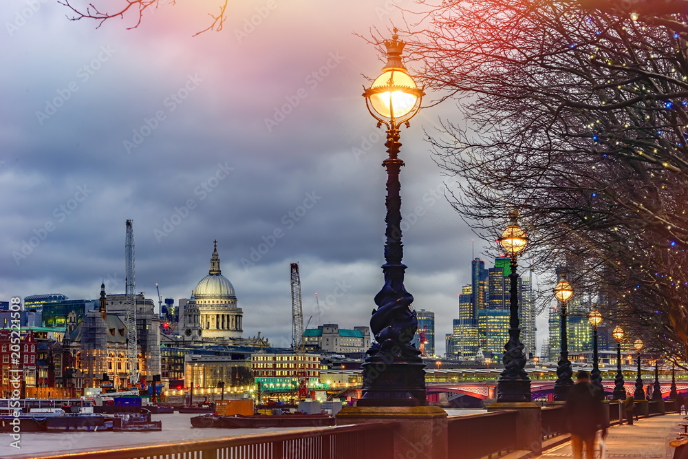 Φωτογραφία london cathedral night