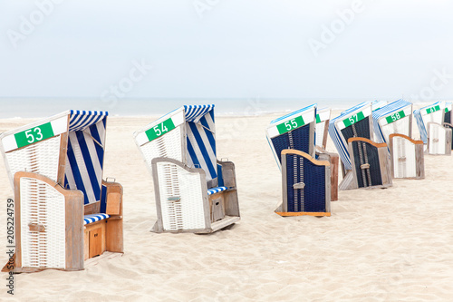 Strandkörbe aufgereit am Strand mit Meer im Hintergrund