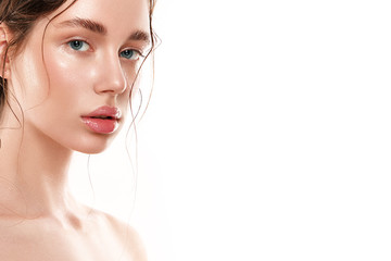 Keuken achterwand Schoonheidssalon Beautiful woman portrait with fresh wet skin.  © demidenko