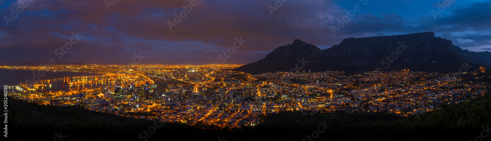 Fototapeta premium Table Top Mountain nocny widok na Kapsztad