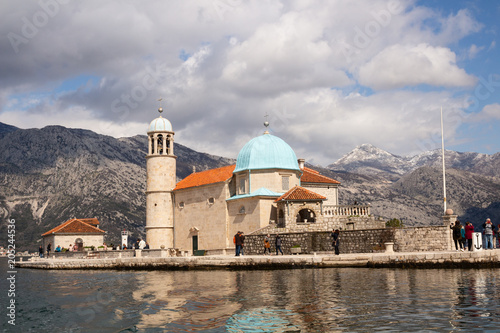 Kirche auf Insel Gospa od Skrpjela (Perast) in Montenegro