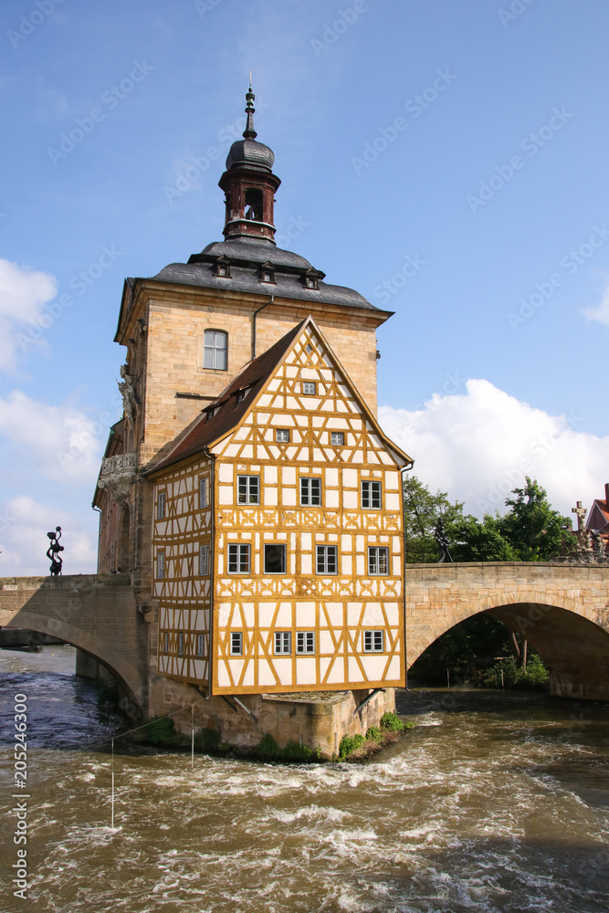Fototapeta premium Bamberg, ales Rathaus mit blauem Himmel