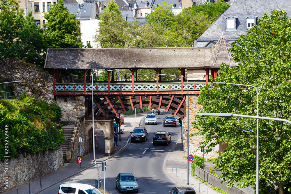 Obraz premium Wiesbaden, das Römertor in der Coulinstraße. 16.05.2018.