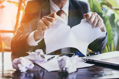 Fotografia Businessman tearing contract