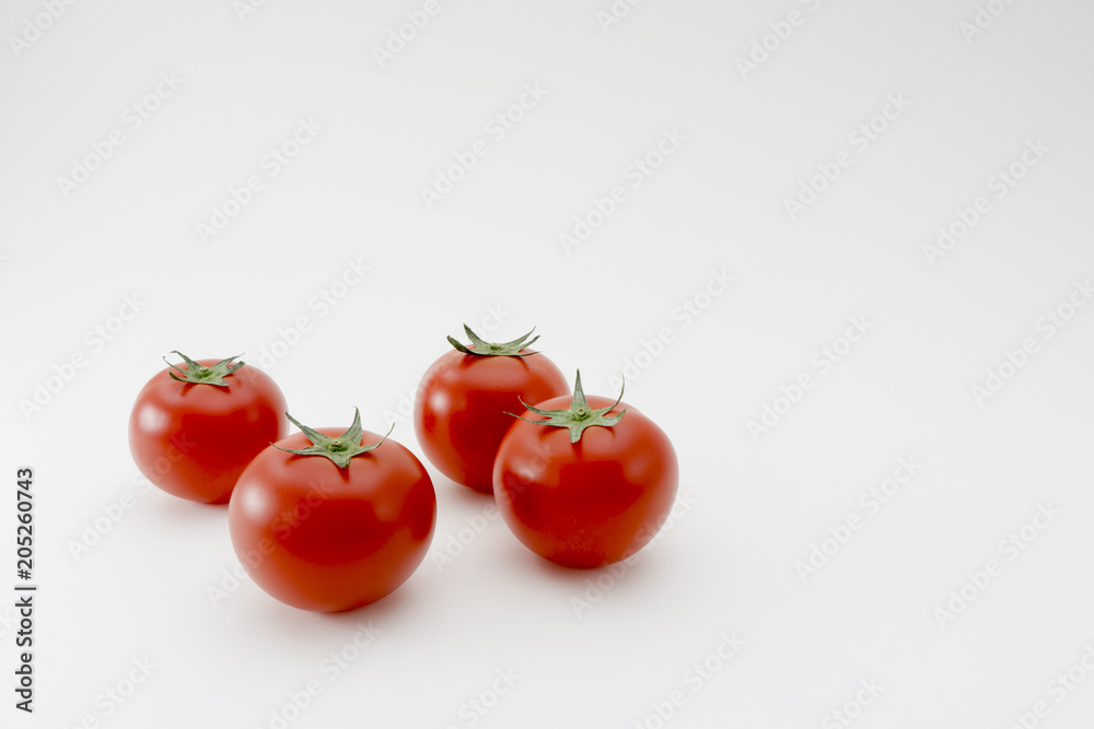 白バックのトマト
