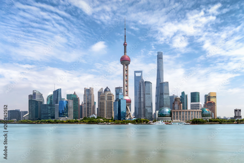 Naklejka premium Centrum Pudong w Szanghaju w Chinach z nowoczesnymi budynkami i drapaczami chmur