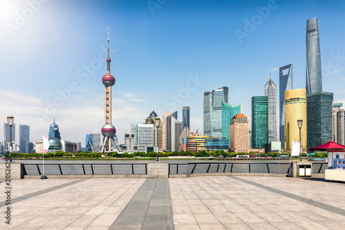 Sicht auf die moderne Skyline von Pudong, Shanghai, China, gesehen von der Promenade am Bund