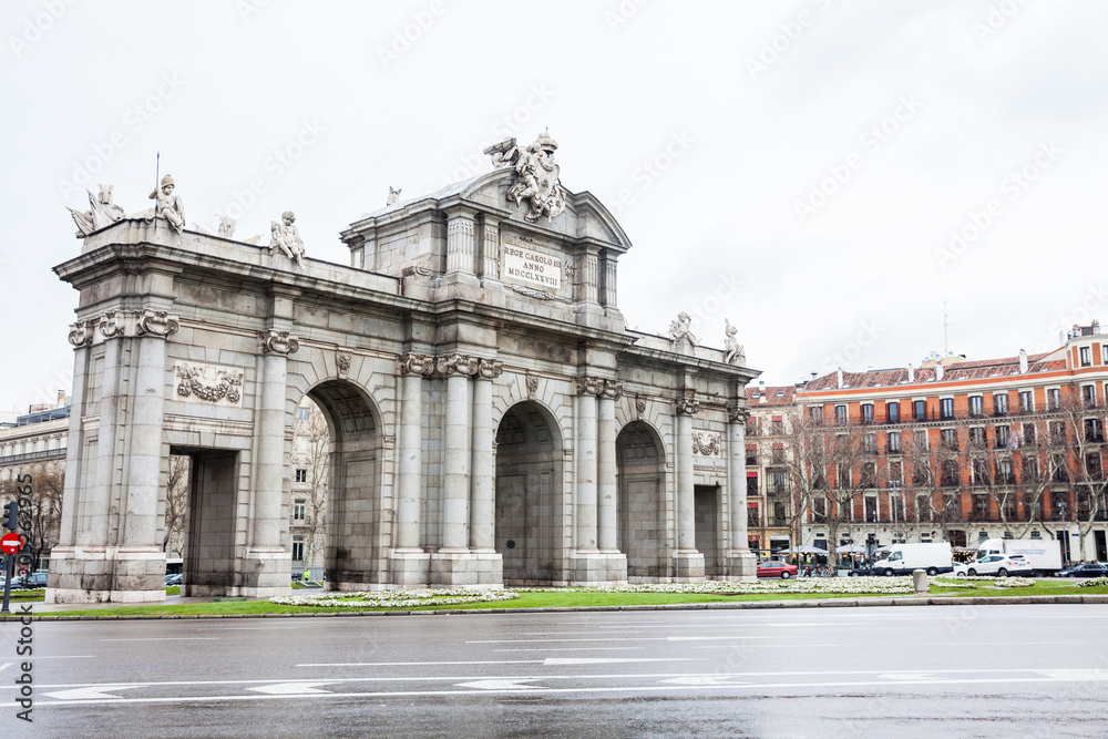 Obraz premium Alcala Gate on a rainy winter day