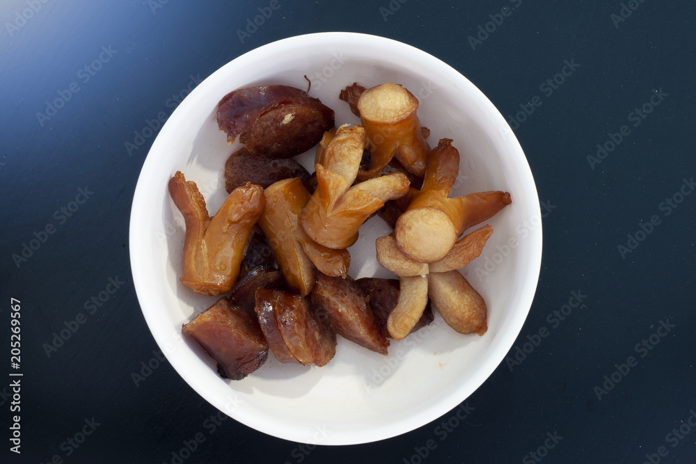 Hot dog, fried sausage, fried in a bowl placed on wood, like the night sky.